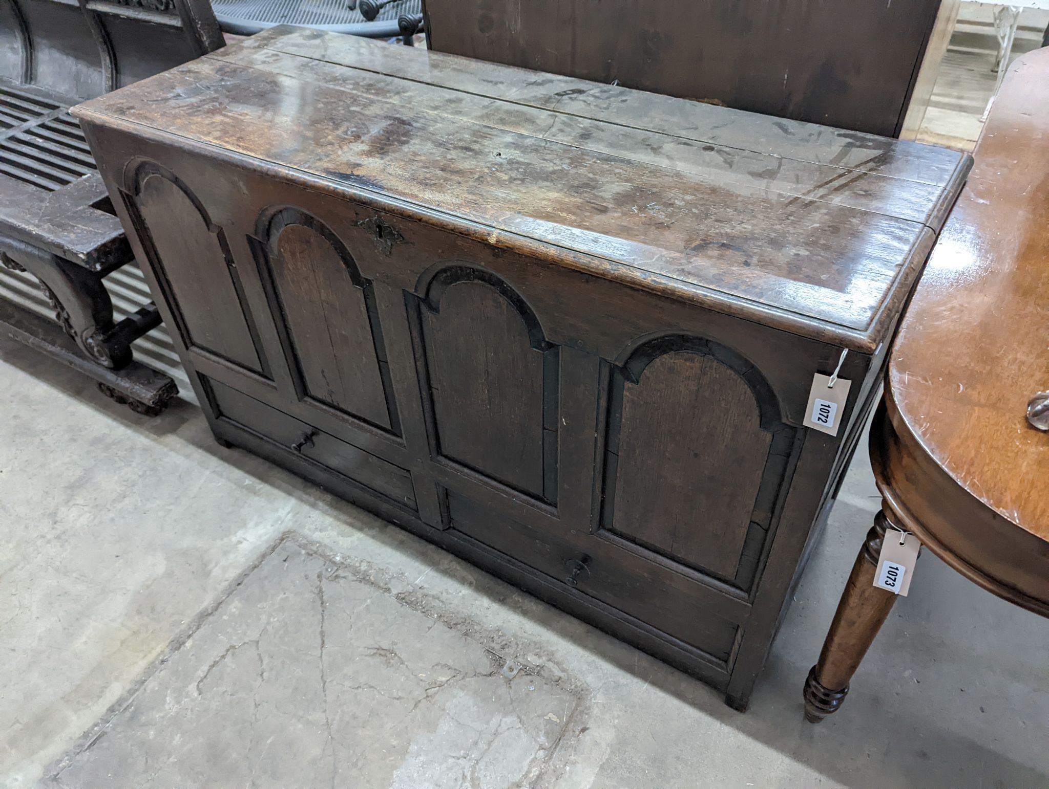 An 18th century oak mule chest, width 127cm, depth 48cm, height 77cm